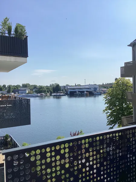 Wohnen mit Wasserblick: Weitläufige 4-Zimmer-Wohnung — photo 1